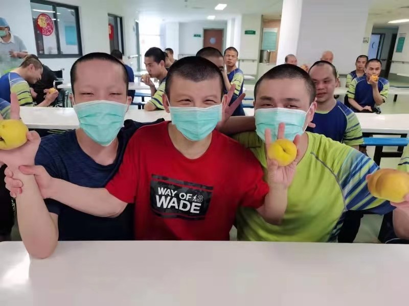 湖北省阳光慈善物资中心向武汉市社会福利院捐赠一批爱心黄桃